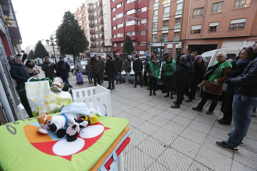 Una pareja y su hijo de 11 meses han sido desahuciados hoy del piso donde residían, en el barrio de La Tenderina, en Oviedo, al no poder afrontar la deuda acumulada de 1.440 euros que habían contraído con el propietario.