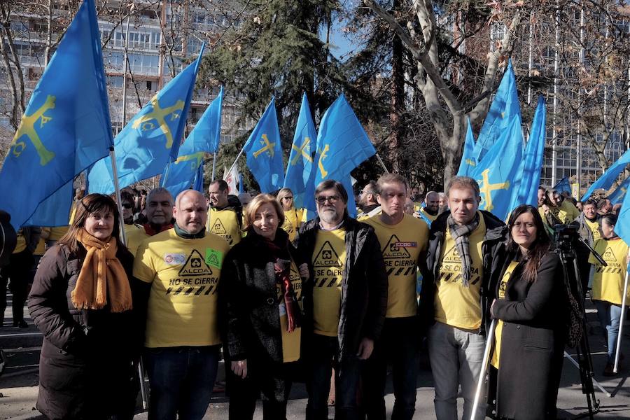 Mil personas respaldan en Madrid la concentración ante el Ministerio de Industria