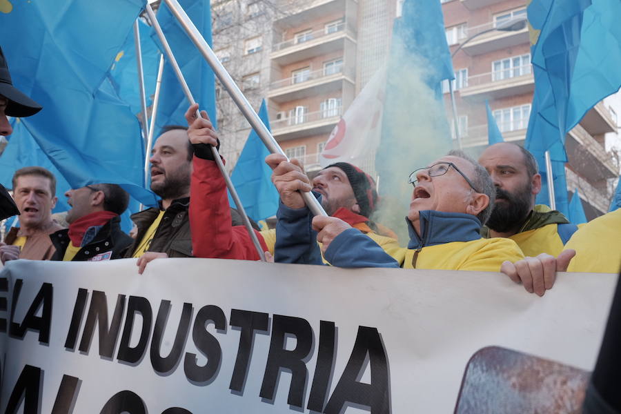 Mil personas respaldan en Madrid la concentración ante el Ministerio de Industria