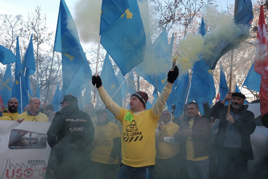 Mil personas respaldan en Madrid la concentración ante el Ministerio de Industria