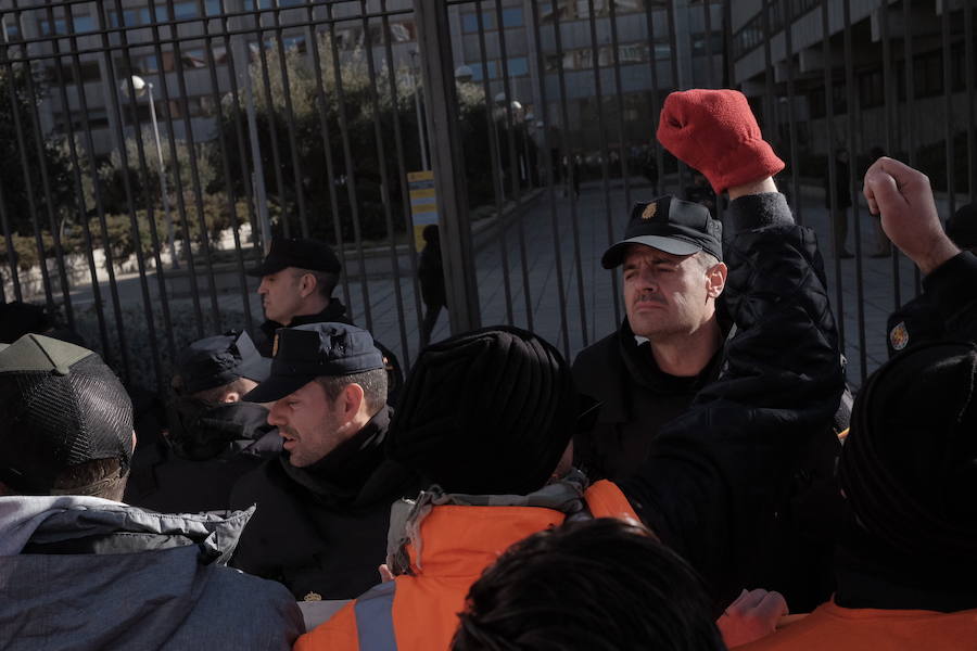 Mil personas respaldan en Madrid la concentración ante el Ministerio de Industria