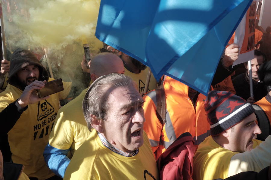 Mil personas respaldan en Madrid la concentración ante el Ministerio de Industria