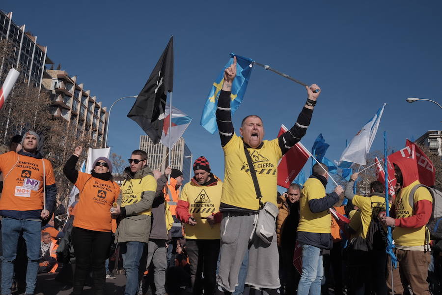 Mil personas respaldan en Madrid la concentración ante el Ministerio de Industria