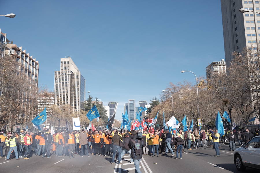 Mil personas respaldan en Madrid la concentración ante el Ministerio de Industria