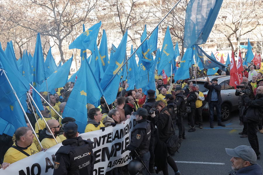 Mil personas respaldan en Madrid la concentración ante el Ministerio de Industria