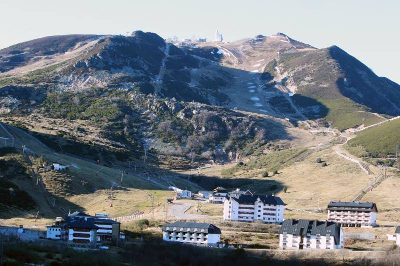 Las dos estaciones asturianas continúan cerradas después del amago de apertura adelantada en noviembre