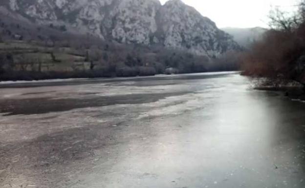 Pantano de Valdemuri, en Quirós, cubierto de hielo. 