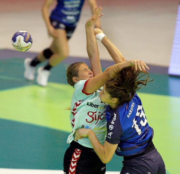 Leticia Cobo y Elke Karsten, en un duelo anterior. 