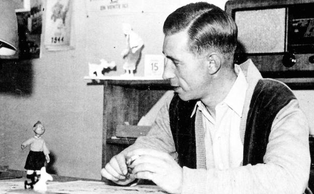 Hergé mira al muñeco de Tintín. 