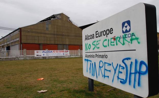 Alcoa presenta a los trabajadores su oferta, que solo daría empleo a 200 personas entre las dos plantas