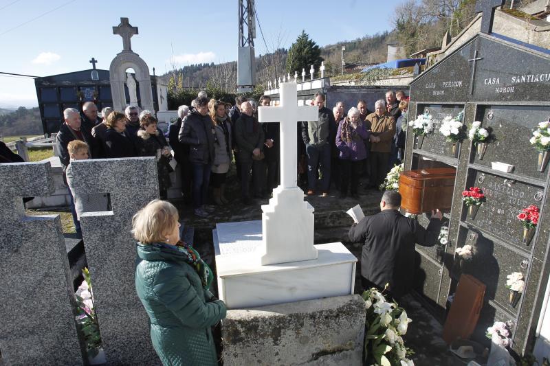 Decenas de personas han despedido en el pueblo tinetense de Santullano al hostelero Marcelo Conrado, que falleció el martes a los 73 años a causa de un cáncer. Con su fallecimiento, el fundador de los prestigiosos restaurantes ovetenses Casa Conrado y La Goleta deja un vacío en la hostelería de Asturias y España. El funeral tendrá lugar este viernes, 11 de enero, a las 17 horas, en la basílica de San Juan de Oviedo.