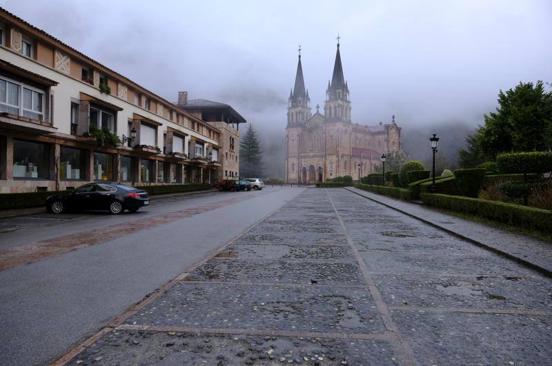 Valgrande-Pajares, Fuentes de Invierno y San Isidro han amanecido este jueves cubiertos de un manto blanco