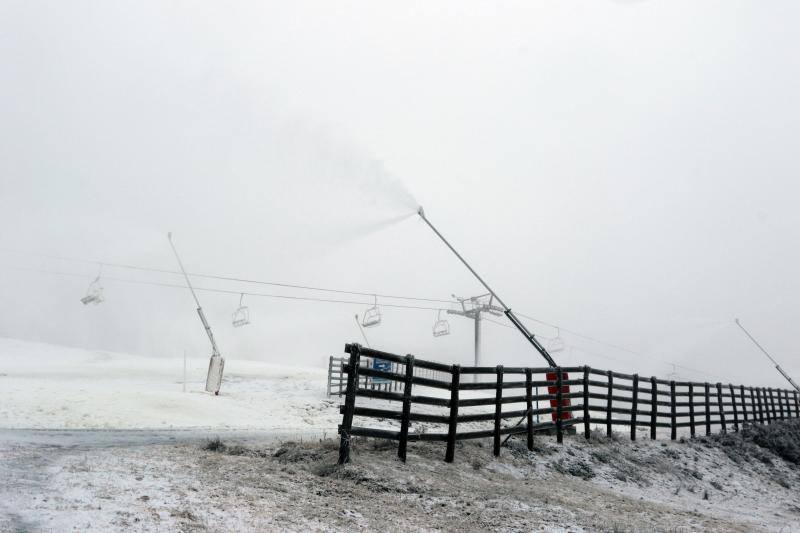 Valgrande-Pajares, Fuentes de Invierno y San Isidro han amanecido este jueves cubiertos de un manto blanco