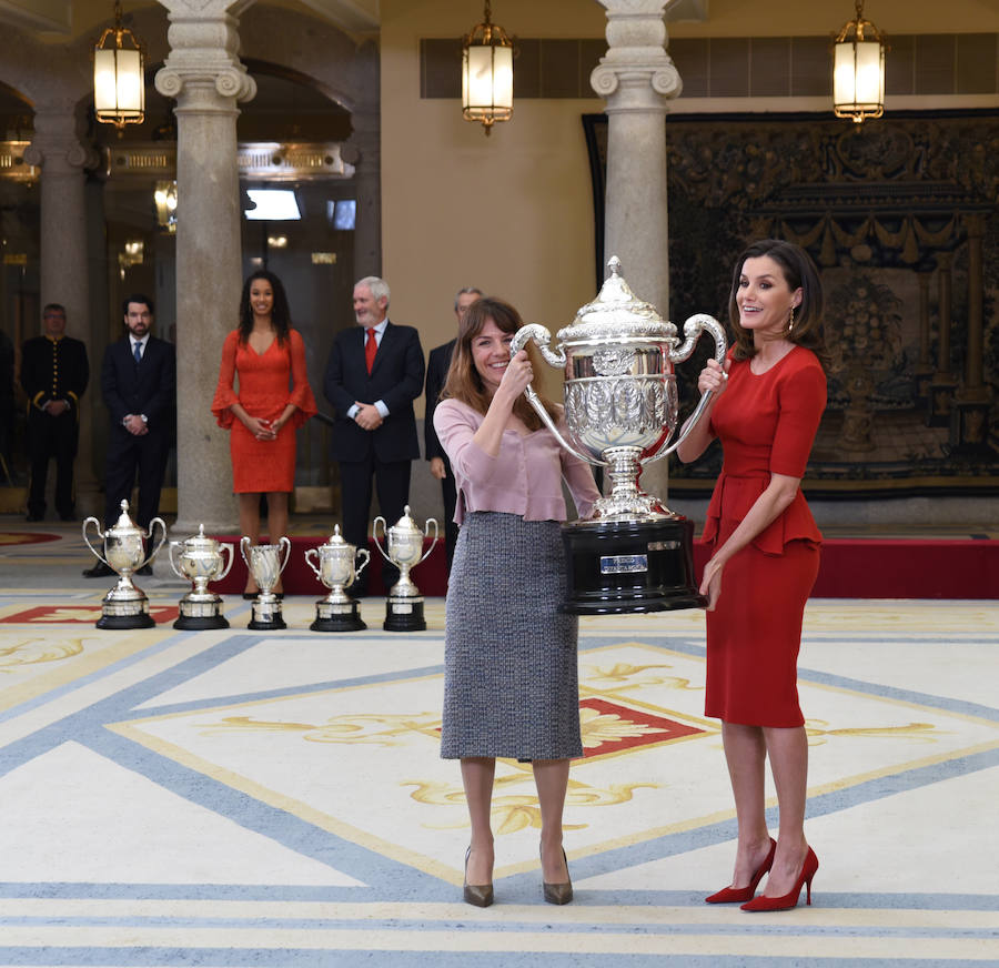 La ceremonia se celebró en el Palacio de El Pardo de Madrid y fue presidida por los Reyes Felipe y Letizia. Rafa Nadal, Sandra Sánchez, Jon Rahm o María Vicente fueron otros de los premiados.