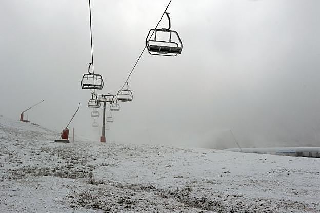 Nieve. La estación de Valgrande-Pajares con una fina capa de nieve. 