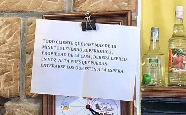 El original cartel en un local de Ribadesella para que los clientes no dediquen un tiempo abusivo a la lectura del periódico