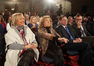 Imagen secundaria 1 - Arriba, los candidatos junto a Pablo Casado y miembros de la directiva regional del PP. A la izquierda, Fernández y Mallada y a la derecha, la candidata del PP a la Presidencia de Asturias.