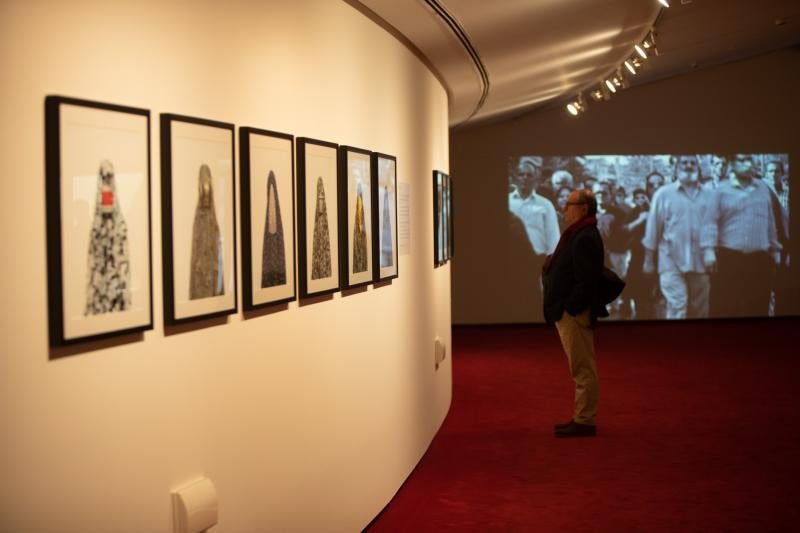 La fotógrafa iraní Shadi Ghadirian expone varias de sus series en el auditorio, en las que muestra con acidez la realidad de Irán y, especialmente, de las mujeres en el país.