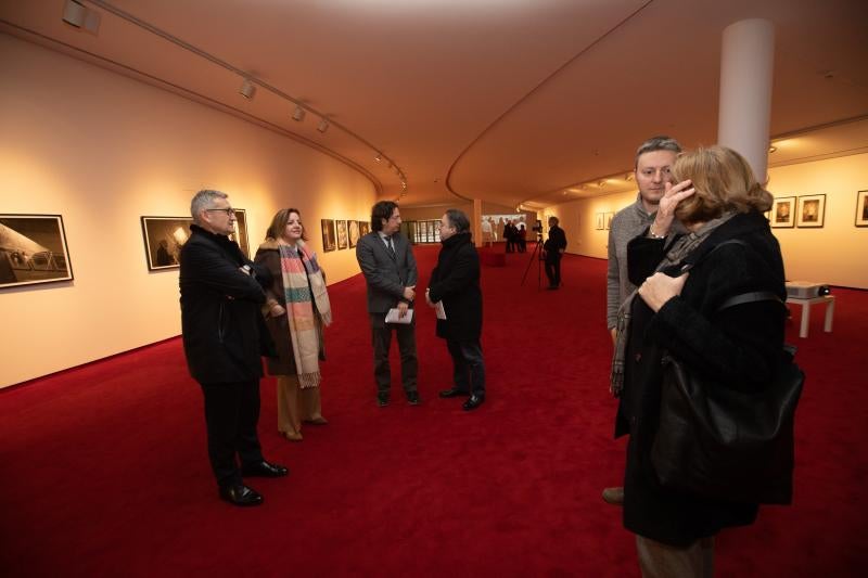 La fotógrafa iraní Shadi Ghadirian expone varias de sus series en el auditorio, en las que muestra con acidez la realidad de Irán y, especialmente, de las mujeres en el país.