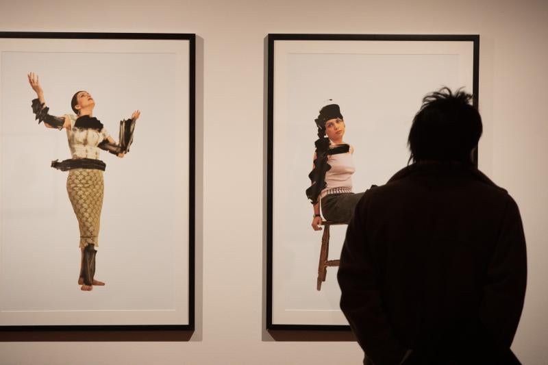 La fotógrafa iraní Shadi Ghadirian expone varias de sus series en el auditorio, en las que muestra con acidez la realidad de Irán y, especialmente, de las mujeres en el país.