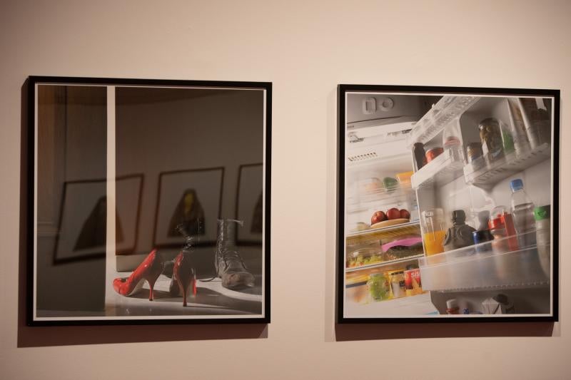 La fotógrafa iraní Shadi Ghadirian expone varias de sus series en el auditorio, en las que muestra con acidez la realidad de Irán y, especialmente, de las mujeres en el país.