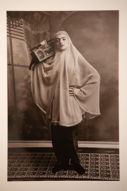 La fotógrafa iraní Shadi Ghadirian expone varias de sus series en el auditorio, en las que muestra con acidez la realidad de Irán y, especialmente, de las mujeres en el país.