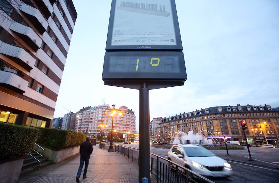 Cubierta por el manto blanco de una fuerte helada y con temperaturas de hasta seis grados bajo cero. Así ha amanecido Asturias este viernes.