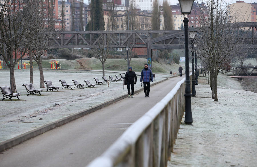 Cubierta por el manto blanco de una fuerte helada y con temperaturas de hasta seis grados bajo cero. Así ha amanecido Asturias este viernes.