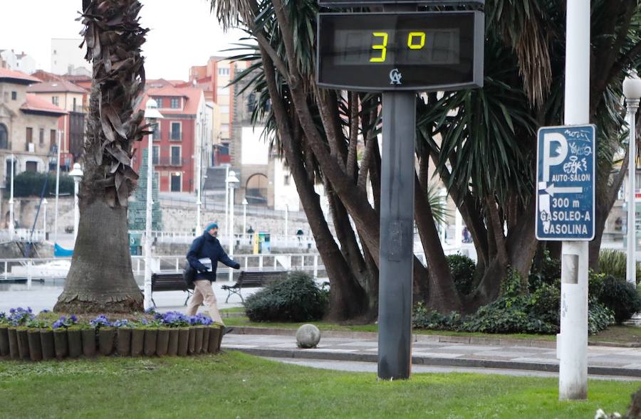 Cubierta por el manto blanco de una fuerte helada y con temperaturas de hasta seis grados bajo cero. Así ha amanecido Asturias este viernes.