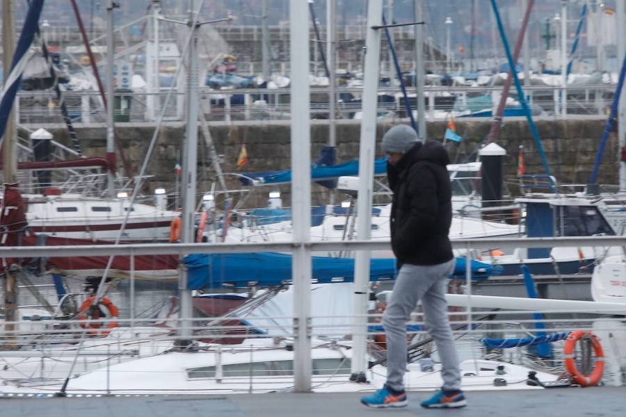 Cubierta por el manto blanco de una fuerte helada y con temperaturas de hasta seis grados bajo cero. Así ha amanecido Asturias este viernes.