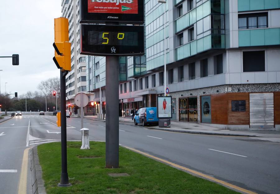Cubierta por el manto blanco de una fuerte helada y con temperaturas de hasta seis grados bajo cero. Así ha amanecido Asturias este viernes.