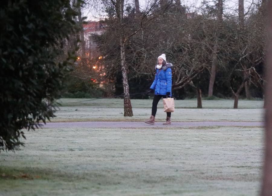 Cubierta por el manto blanco de una fuerte helada y con temperaturas de hasta seis grados bajo cero. Así ha amanecido Asturias este viernes.