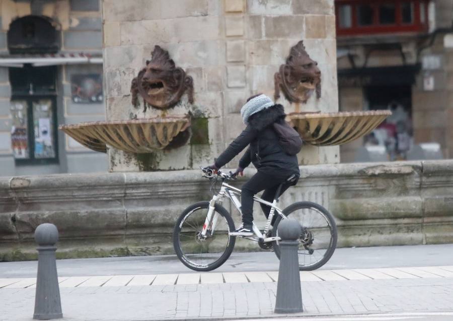 Cubierta por el manto blanco de una fuerte helada y con temperaturas de hasta seis grados bajo cero. Así ha amanecido Asturias este viernes.
