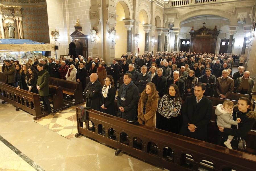 La basílica de San Juan El Real celebra un multitudinario funeral por el fundador de Casa Conrado y La Goleta, en el que estuvieron presentes Gabino de Lorenzo, Teresa Mallada y Alfredo Canteli, además del psicoesteta, Ramiro Fernández; el pintor, Manolo García Linares; políticos como Antonio Masip, Isidro Fernández Rozada u hosteleros como Luis Alberto Martínez, de Casa Fermín.