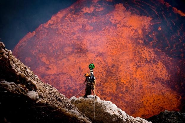 Imagen de Christopher Horsley en pleno descenso por el cráter de un volcán. 