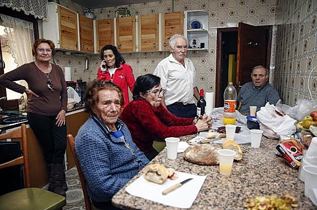 En primer término, Manuela Álvarez, junto a sus familiares en la casa de Moal donde pasaron la noche de los incendios de 2017. 