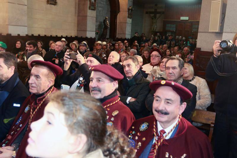 La Foz de Morcín celebró su XV Gran Capítulo de la Cofradía | Fueron distinguidos Carlos Sobera, Sergio Sauca, Emilia Fernández, Almudena Alberca, Manolo García Linares y Víctor Mallada.