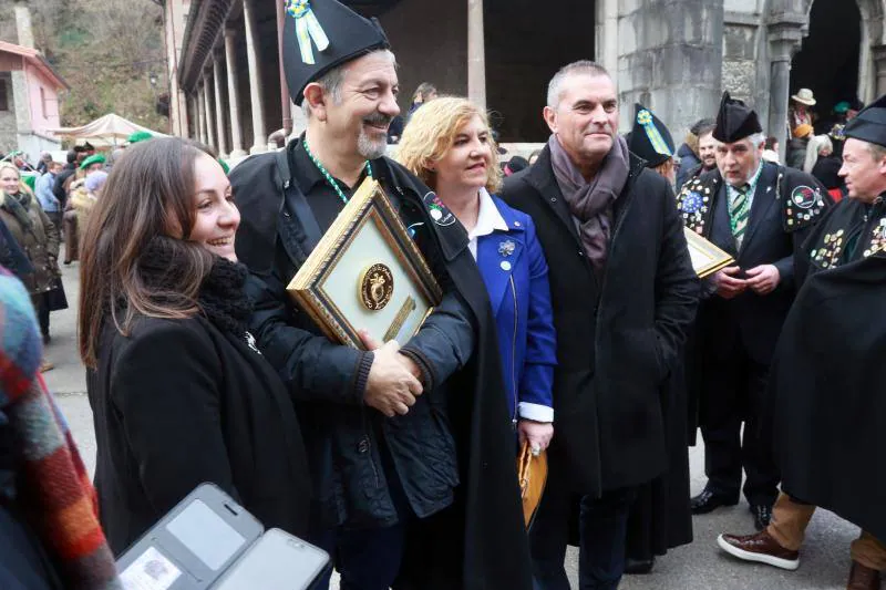 La Foz de Morcín celebró su XV Gran Capítulo de la Cofradía | Fueron distinguidos Carlos Sobera, Sergio Sauca, Emilia Fernández, Almudena Alberca, Manolo García Linares y Víctor Mallada.