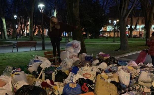 Inés junto a las más de mil bolsas con mantas que recogieron para los animales. 