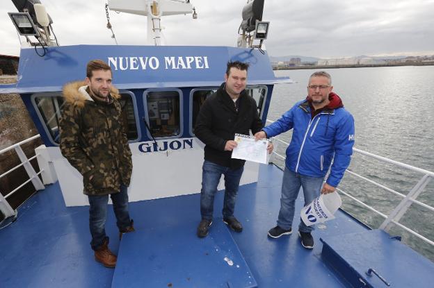 Iván y Pedro Pérez Blanco reciben la licencia de la mano de Eduardo José Vázquez, de Avocano. 