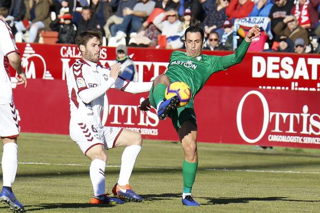 Hernán Santana pugna con un balón con el jugador local, y exoviedista, Jon Erice. 