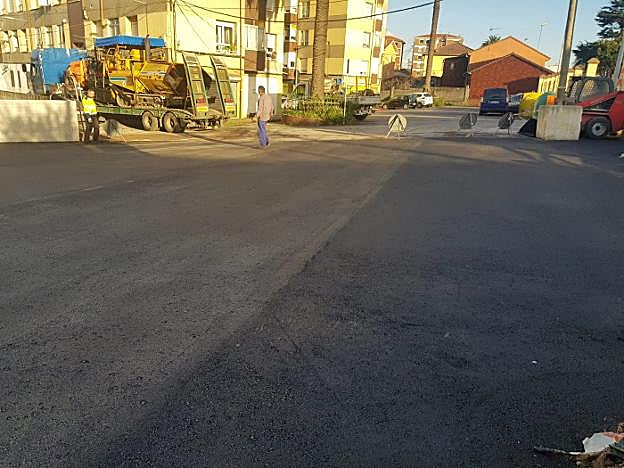 Asfaltado de la nueva zona de aparcamiento. 
