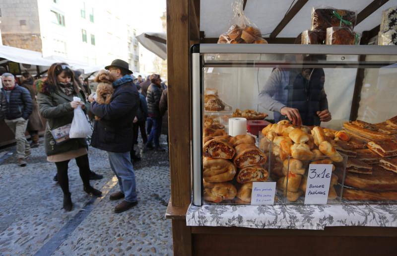 La Plaza Mayor de Gijón acogió, este domingo, el Mercado Ecológico y Artesano. Un evento que se ha consolidado como un referente artesanal, gastronómico y turístico de la villa. Ha sido declarado Fiesta de Interés Turístico del Principado de Asturias.