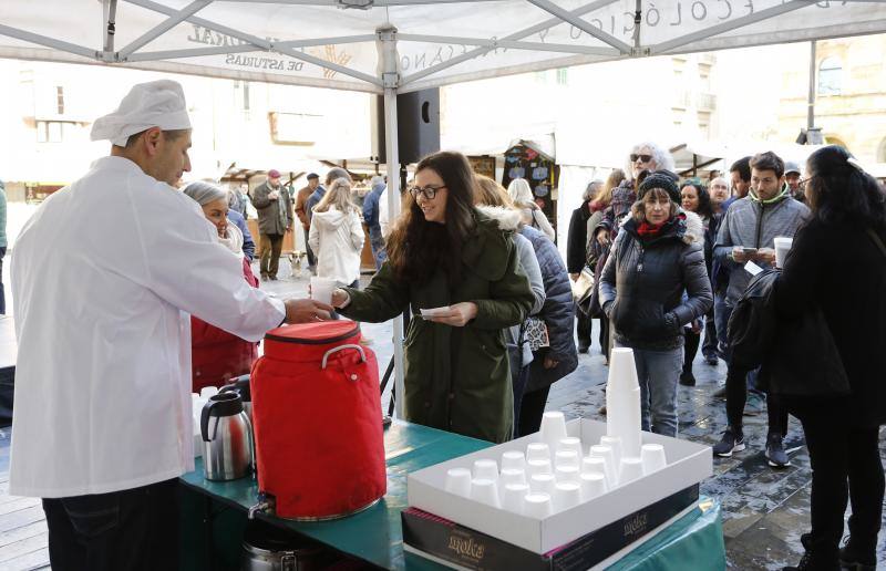 La Plaza Mayor de Gijón acogió, este domingo, el Mercado Ecológico y Artesano. Un evento que se ha consolidado como un referente artesanal, gastronómico y turístico de la villa. Ha sido declarado Fiesta de Interés Turístico del Principado de Asturias.