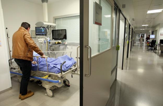 Un paciente ingresado en uno de los boxes de observación del servicio de urgencias del HUCA. 