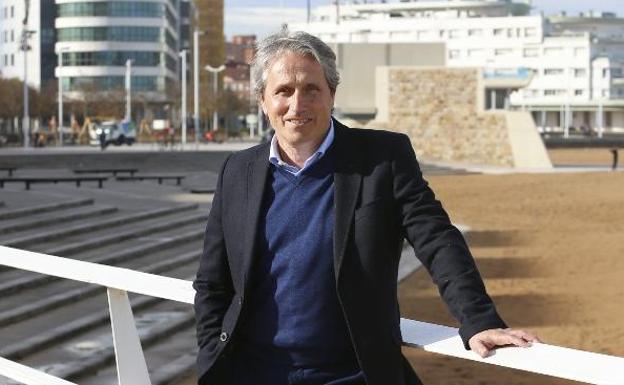 Germán Heredia posa frente a la playa de Poniente. 