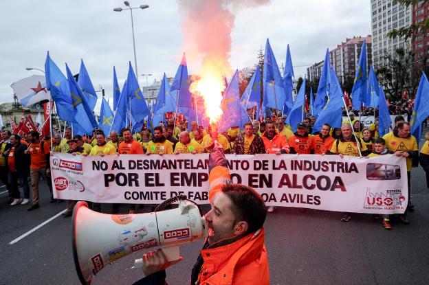 Trabajadores de la planta asturiana de Alcoa, ayer, en la manifestación que recorrió las calles de La Coruña. 