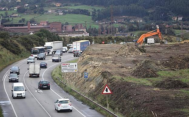 Obras de construcción de un nuevo acceso a El Musel desde la carretera GJ-10, en Veriña.