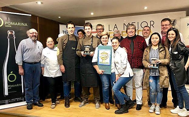Primeros finalistas del concurso para elegir la mejor fabada del mundo, junto a organizadores.