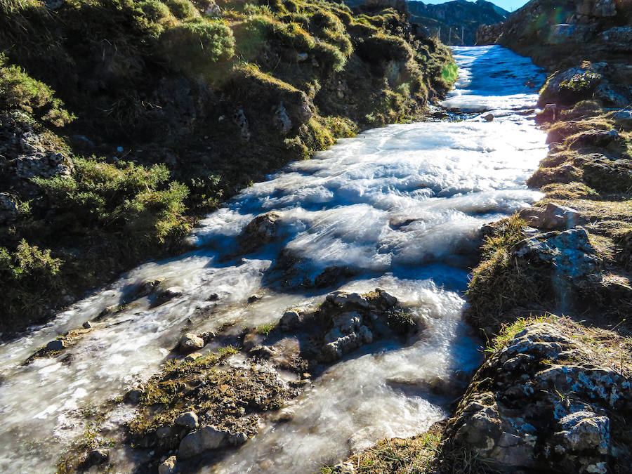 Las bajas temperaturas han propiciado heladas en la ruta de Valle del Lago, en el Parque Natural de Somiedo.